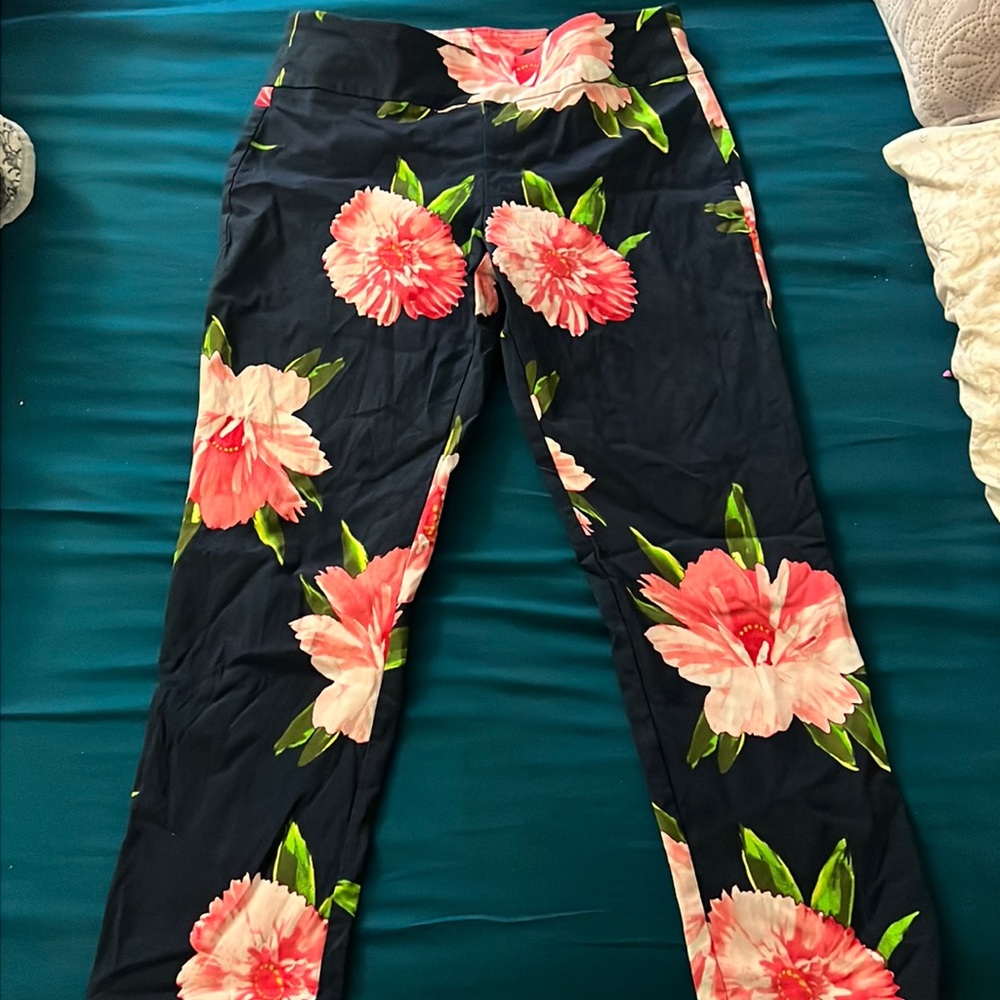 Attyre New York flower capris
